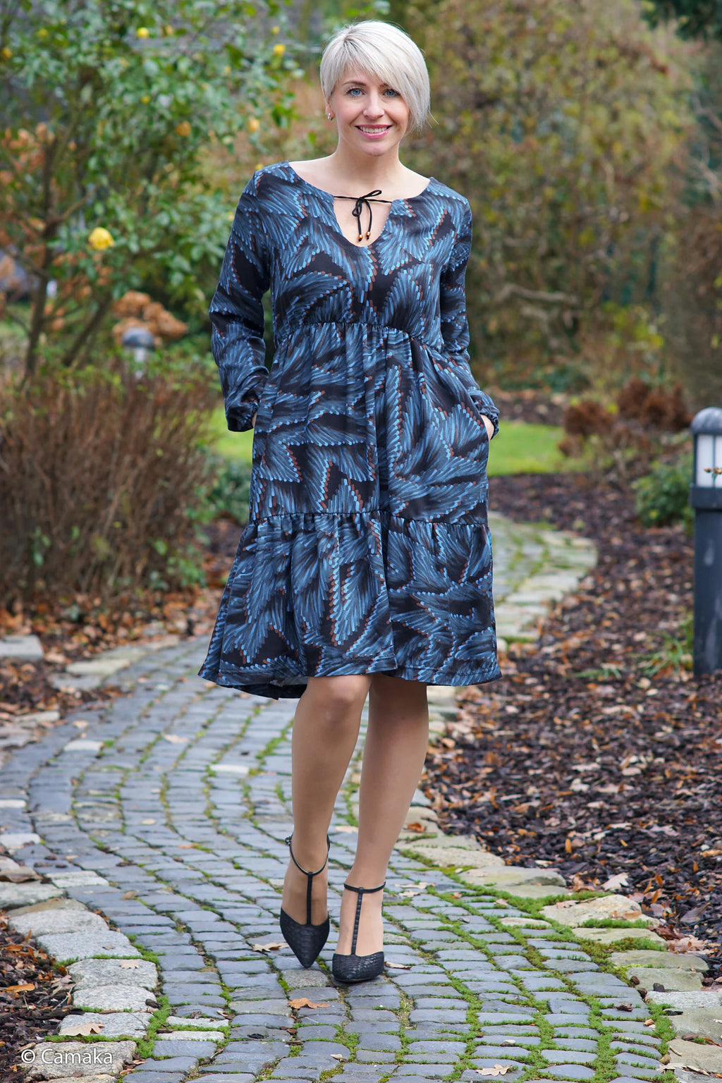 Viskose Stoff - Fall Leaves - Blau (Meterware ab 0.50m)