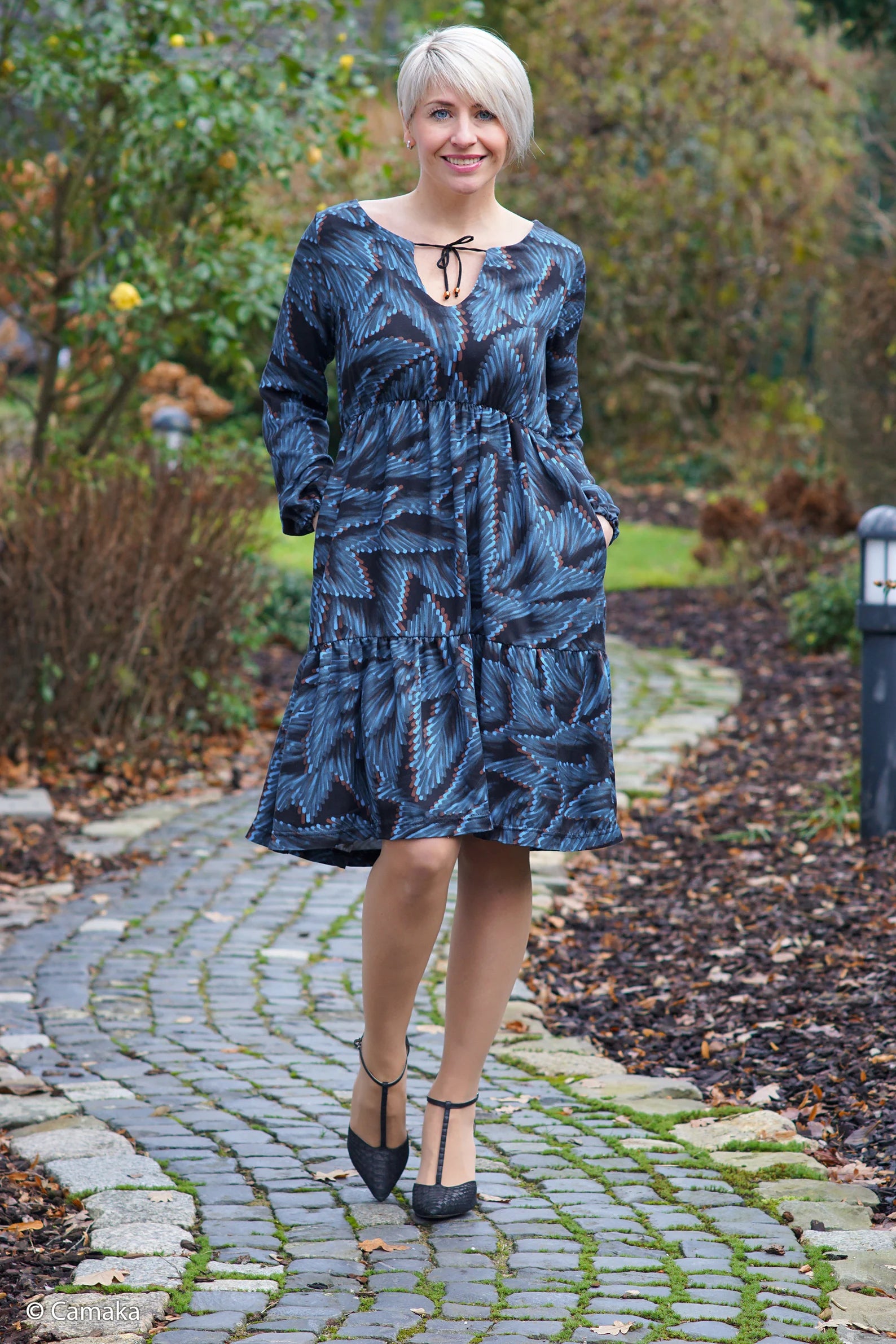 Viskose Stoff - Fall Leaves - Blau (Meterware ab 0.50m)