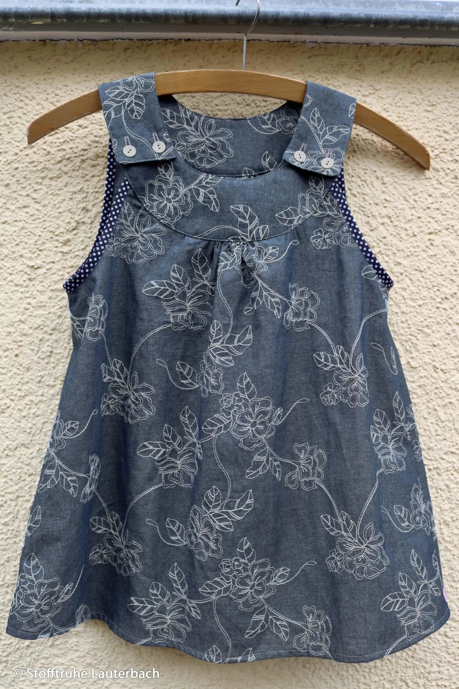 Baumwolle Jeansstoff - Dunkelblau mit Stickerei (Meterware ab 0.50m)