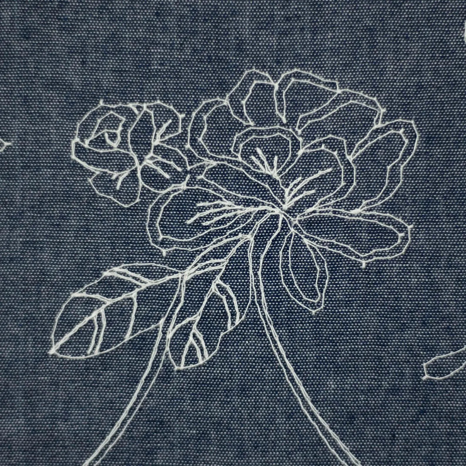Baumwolle Jeansstoff - Dunkelblau mit Stickerei (Meterware ab 0.50m)
